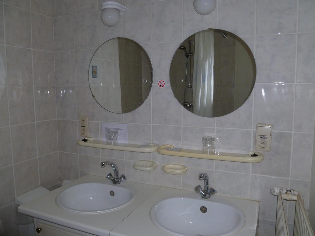 ברוז' Guest House Adonis מראה חיצוני תמונה